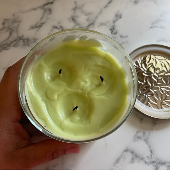 Bath & Body Works Eucalyptus Rain candle 14.5 oz - Picture 5 of 5